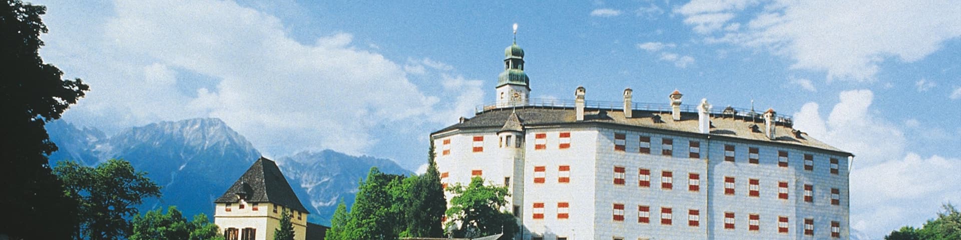 Schloss Ambras mit einem Garten, historische Architektur und Burg
