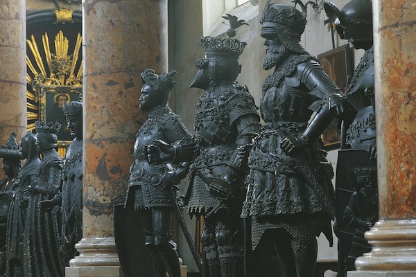 Hofkirche mettant en vedette éléments religieux et vues intérieures