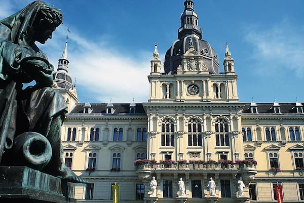 Stadthalle Graz mit einem religiöse Elemente, VerwaltungsgebÀude und historische Architektur