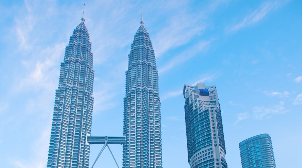 Torres Gemelas Petronas mostrando un rascacielos, vistas a la ciudad y arquitectura moderna