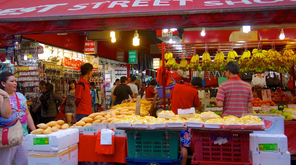 Bugis Street Shopping District showing food and shopping