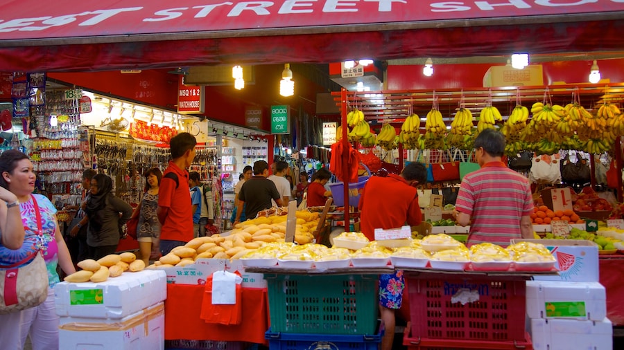 Bugis Street Shopping District which includes shopping and food