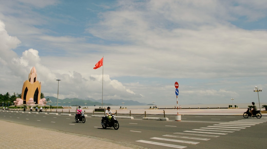 Nha Trang có tính năng cảnh đường phố, chạy mô tô và thị trấn duyên hải