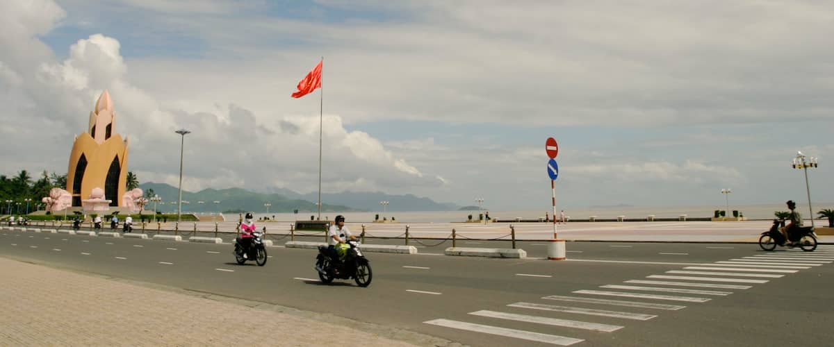 Nha Trang ofreciendo una ciudad costera, escenas urbanas y paseos en motocicleta