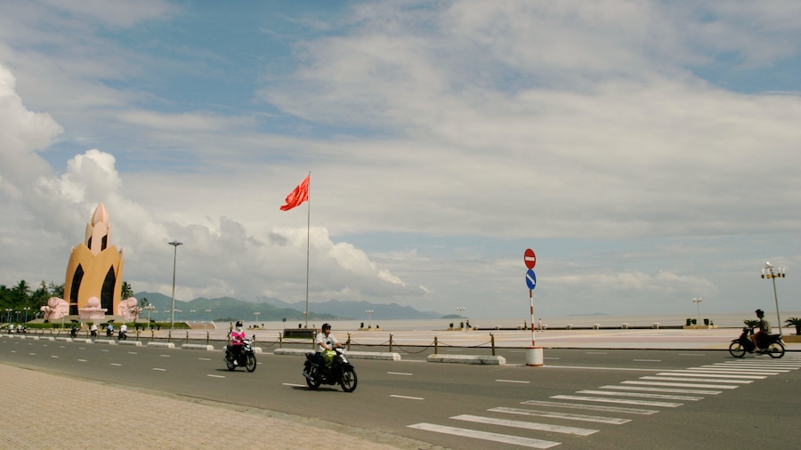 Nha Trang che include località costiera, giro in moto e strade