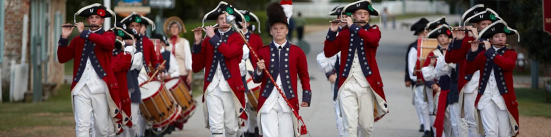 Williamsburg showing street performance and military items as well as a large group of people