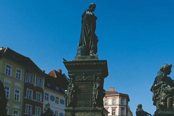Hauptplatz Graz das einen Statue oder Skulptur und Stadt