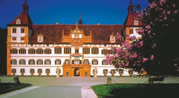 Schloss Eggenberg mit einem Blumen, historische Architektur und Platz oder Plaza