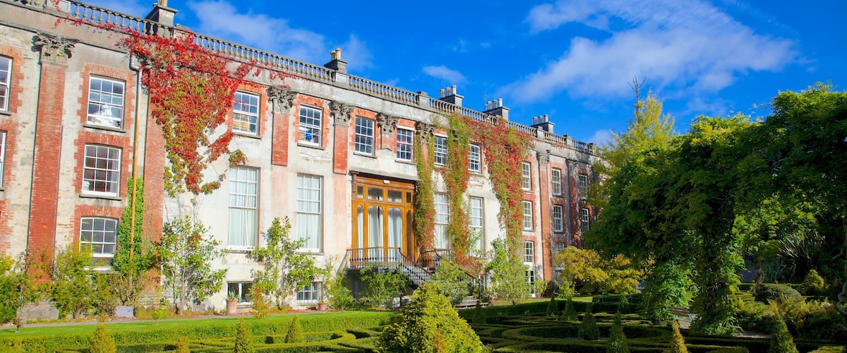 Bantry House ofreciendo un castillo, arquitectura patrimonial y un jardín