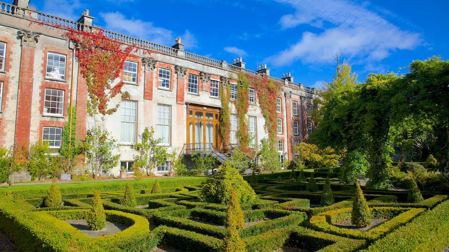 Bantry House and Garden featuring a park, a castle and heritage architecture