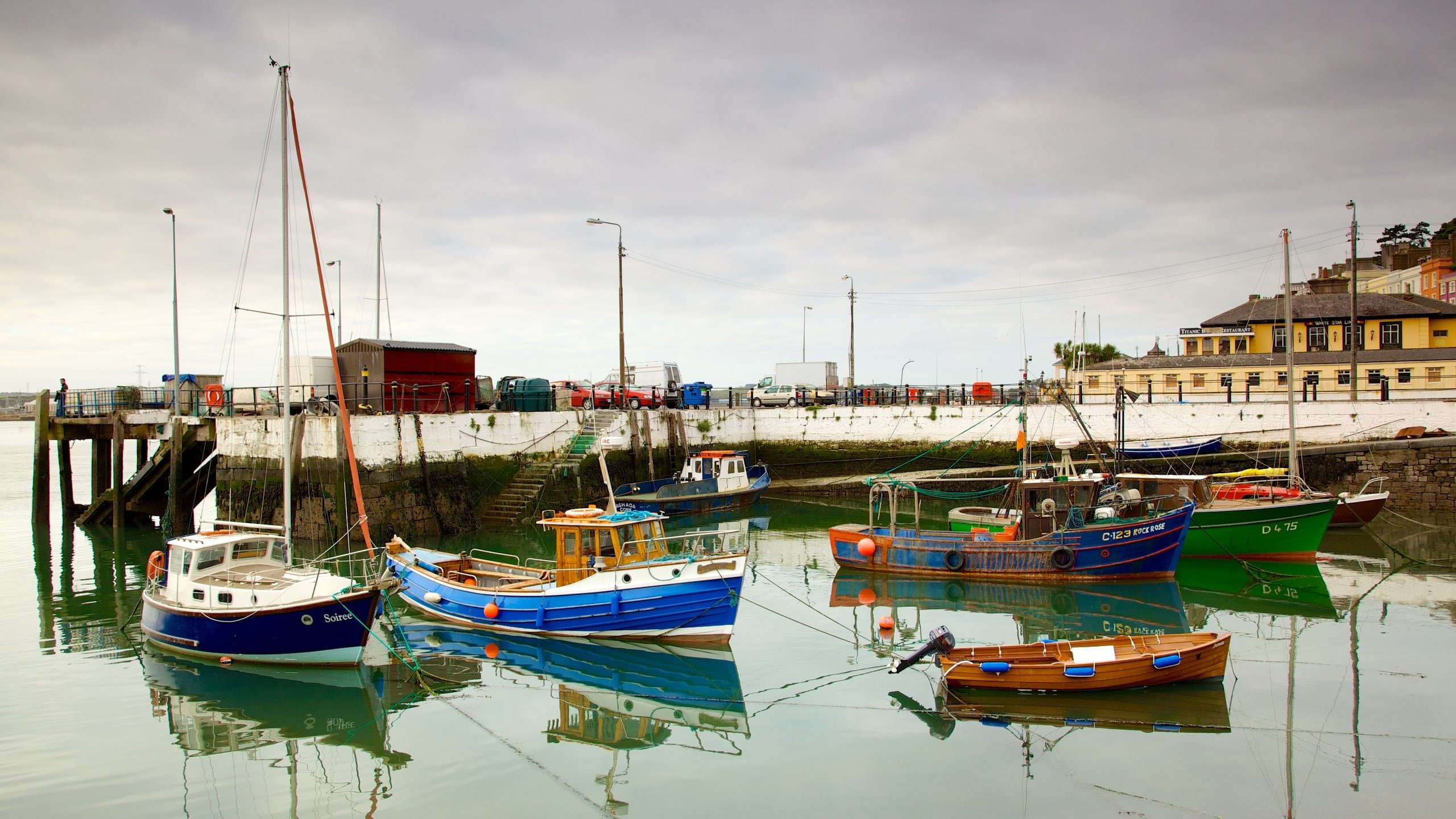 Cobh, Irlanda que incluye una ciudad costera y paseos en lancha