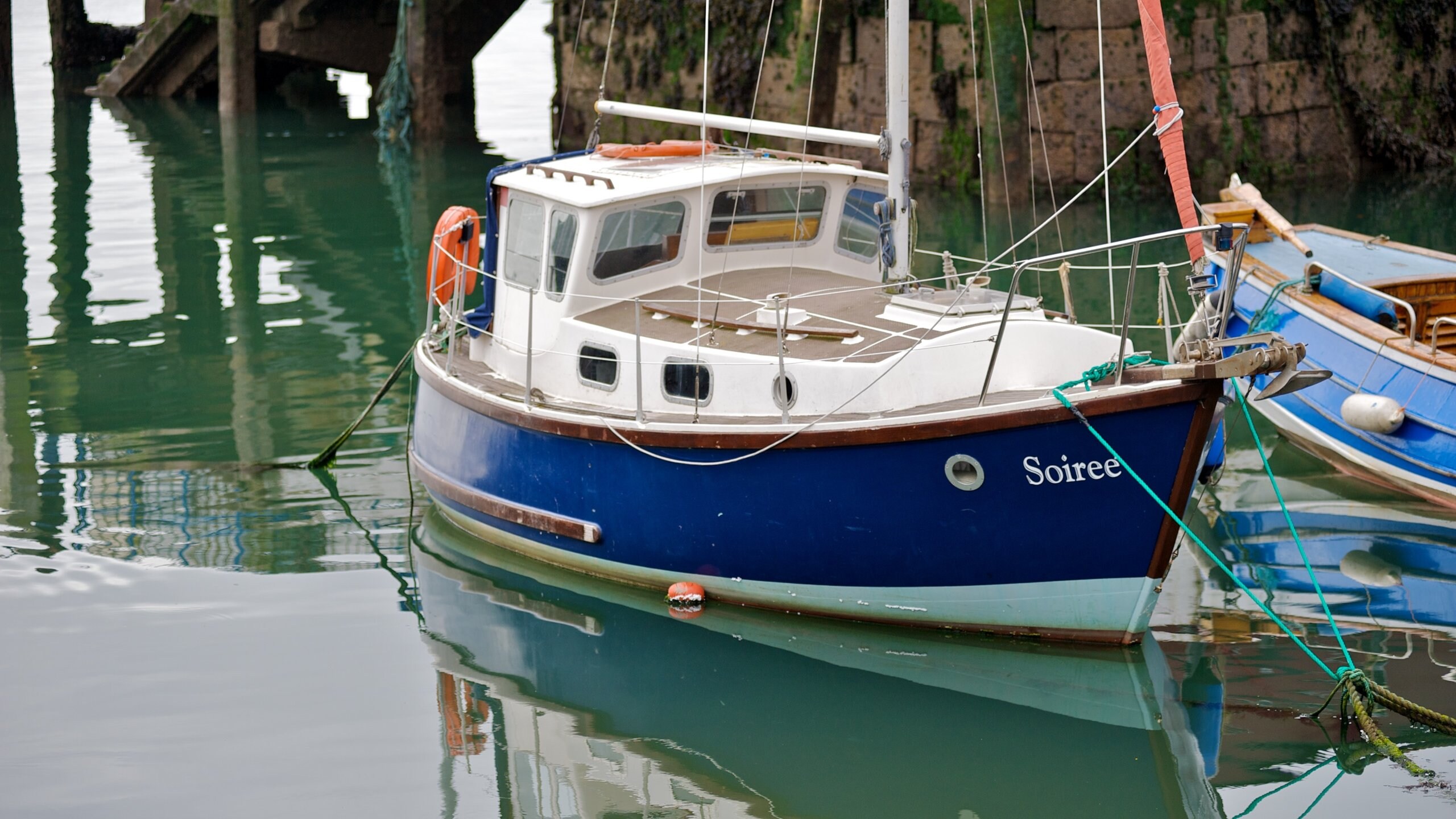 Cobh, Irlanda mostrando paseos en lancha y una marina