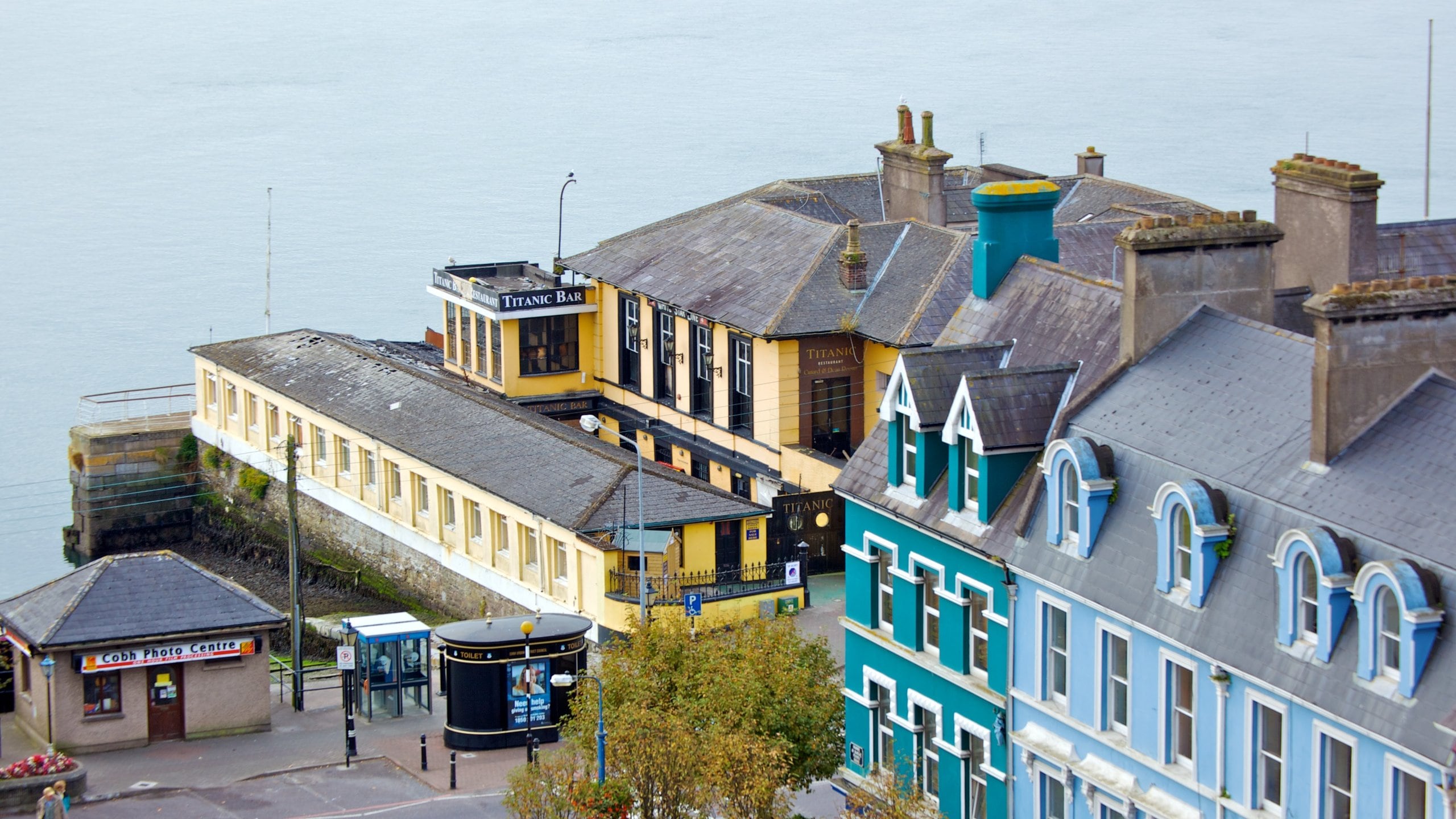 Cobh, Irlanda mostrando una ciudad costera y vistas generales de la costa