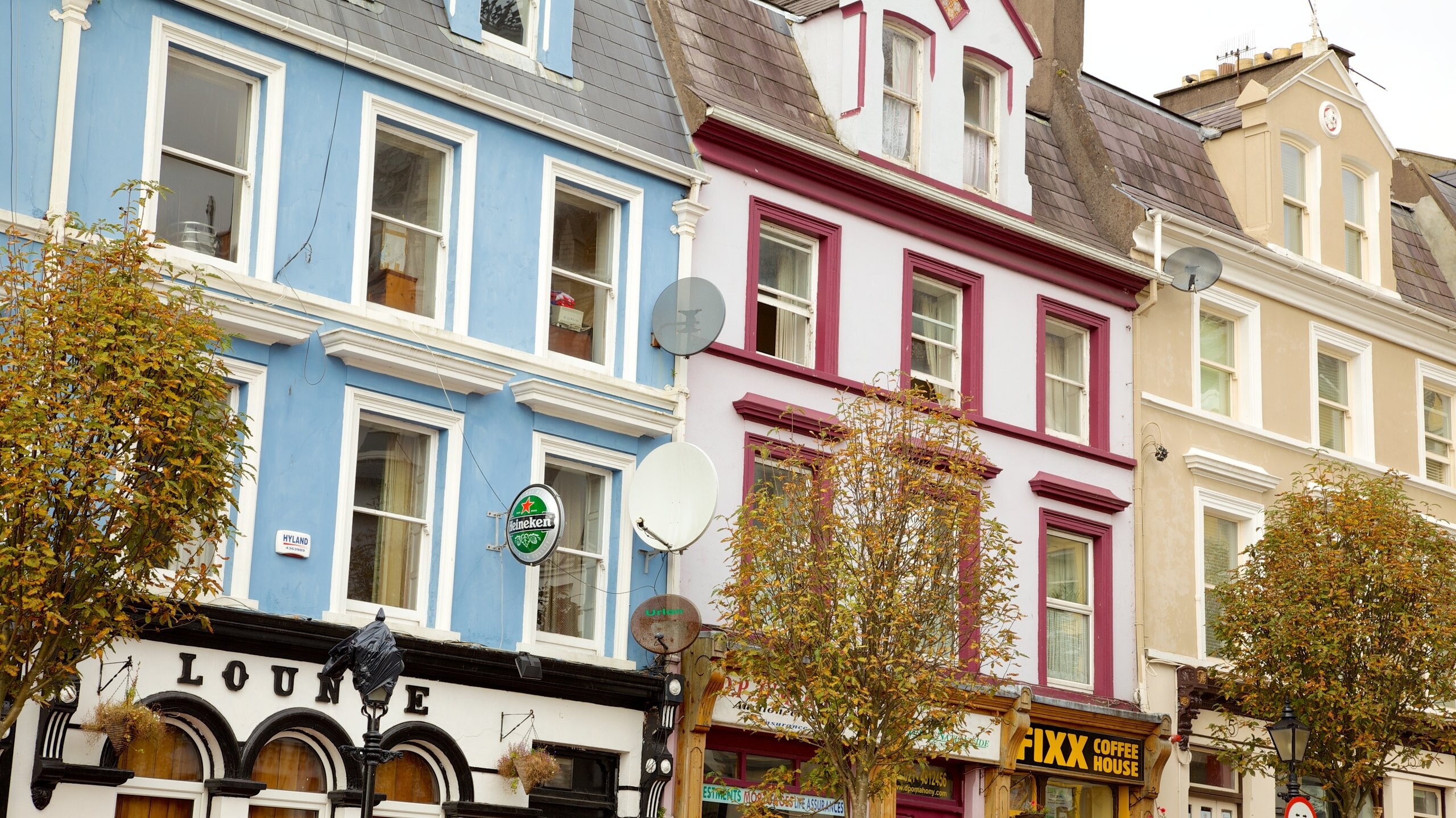 Cobh, Irlanda que incluye una casa, una pequeña ciudad o pueblo y señalización