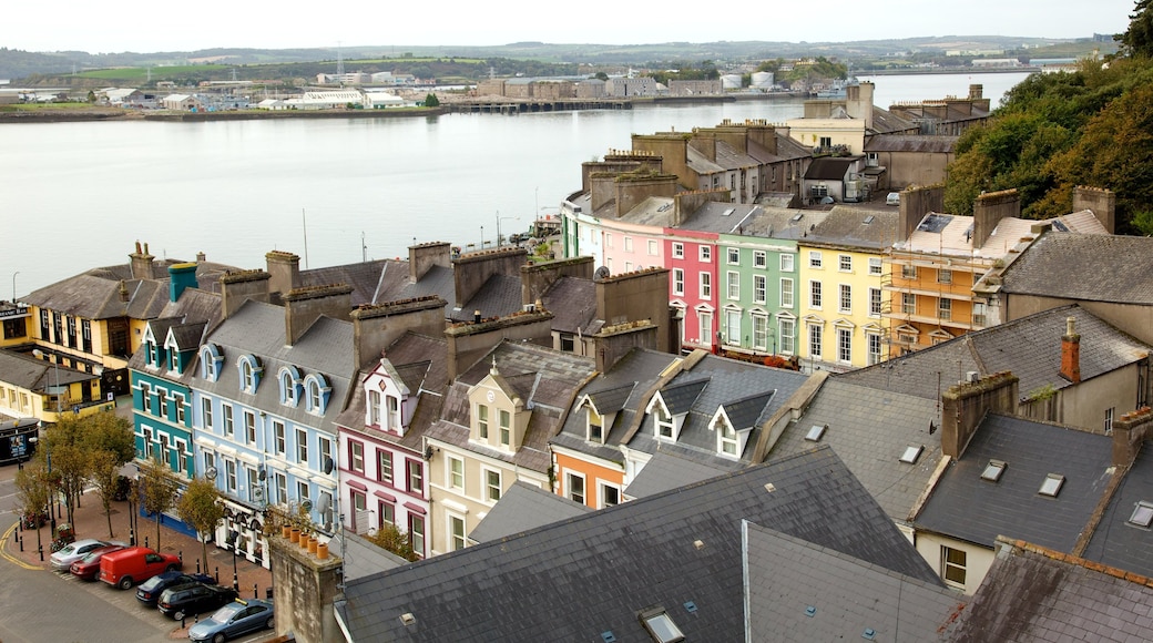 Cobh, Irlanda que incluye arquitectura patrimonial, una ciudad costera y una bahía o un puerto