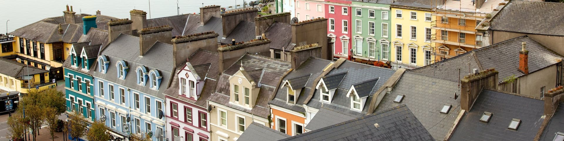 Cobh som omfatter en bugt eller havn, historiske bygningsværker og en kystby