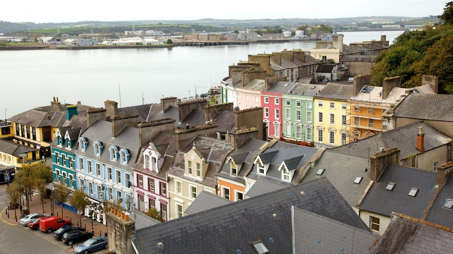 Cobh, Irlanda mostrando patrimonio de arquitectura, una ciudad costera y una bahía o puerto