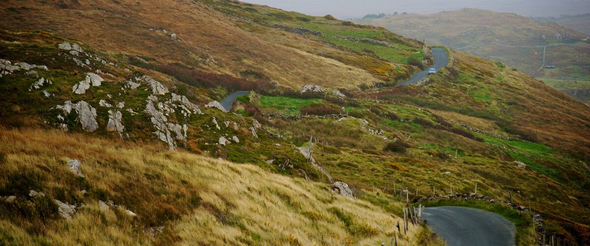 Clifden mettant en vedette panoramas, montagnes et brume ou brouillard