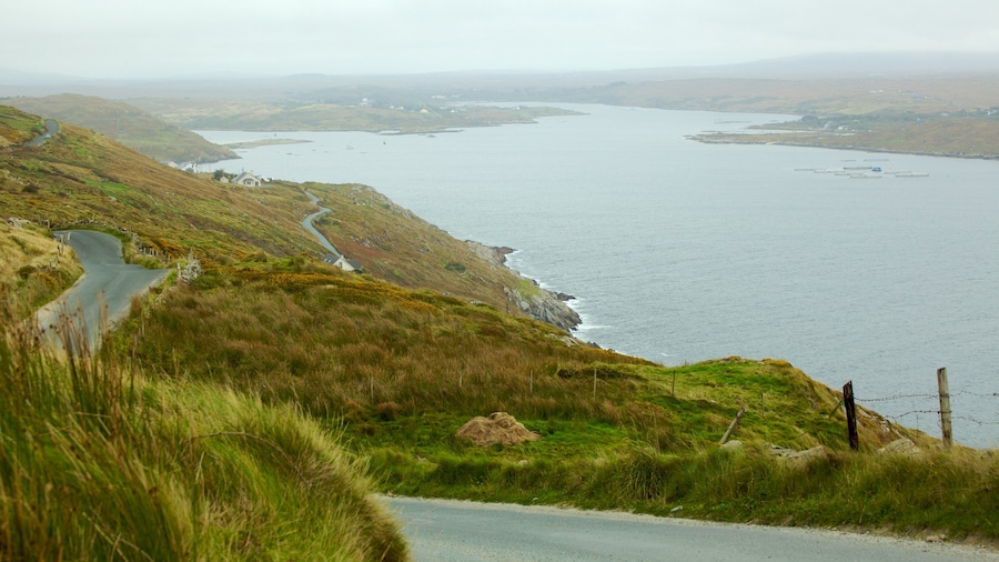 Clifden mostrando montañas, vistas de paisajes y escenas tranquilas