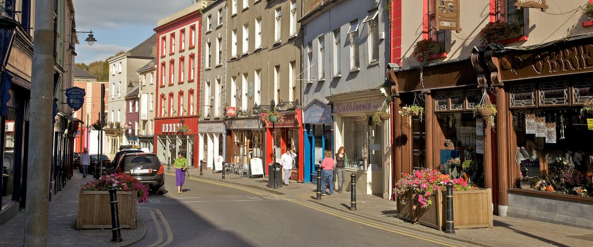 New Ross featuring a small town or village, street scenes and heritage architecture