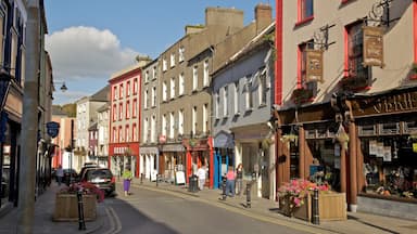 New Ross mit einem Kleinstadt oder Dorf, Straßenszenen und historische Architektur