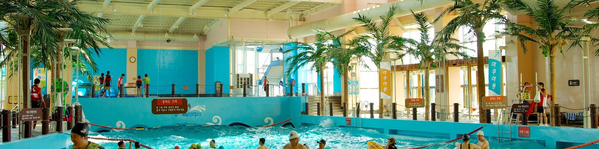 Sokcho which includes a water park, a pool and interior views