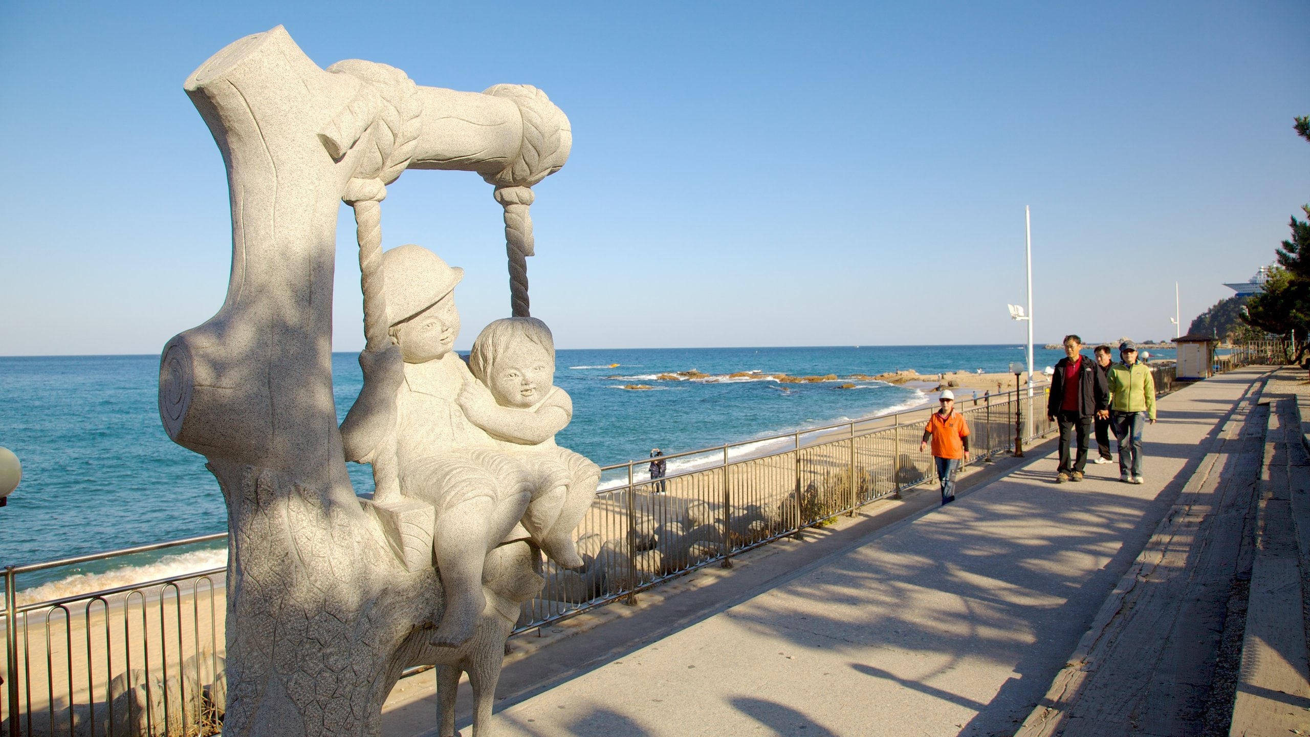 Gangneung which includes outdoor art, a statue or sculpture and general coastal views