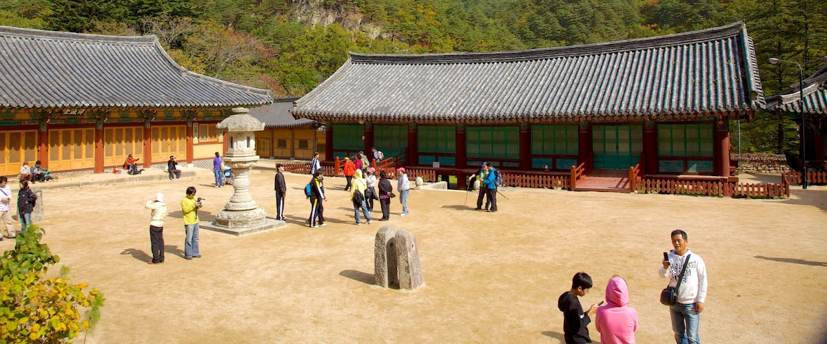 Sinheungsa Temple which includes a temple or place of worship, religious aspects and heritage architecture