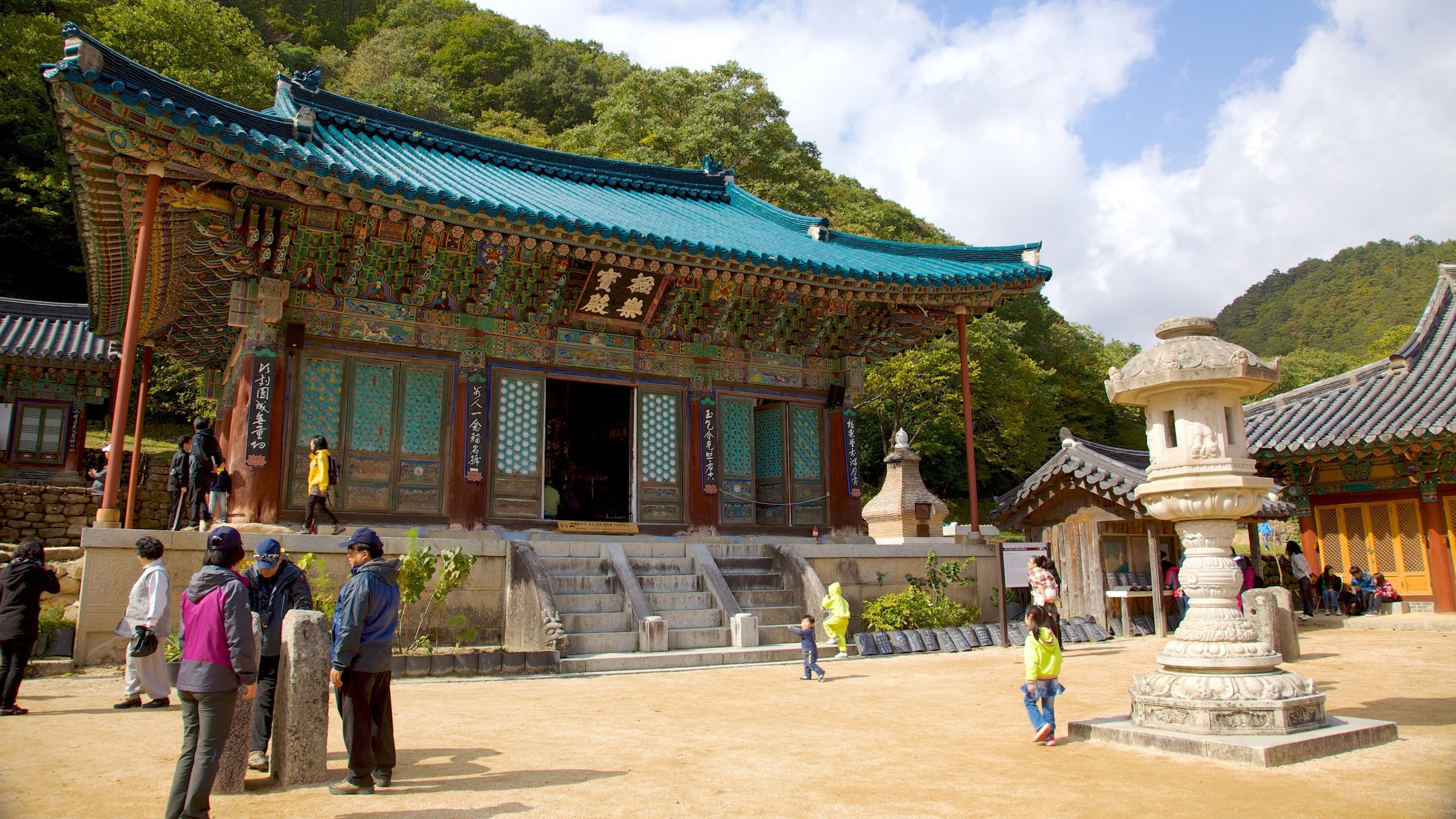 Sinheungsa Temple showing a temple or place of worship, religious elements and heritage architecture