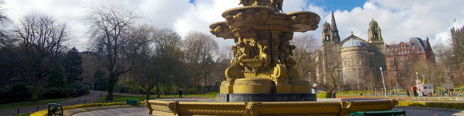 Princes Street Gardens which includes a statue or sculpture and a fountain