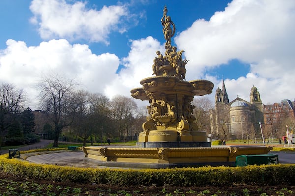 Princes Street Gardens mostrando fontana e statua o scultura