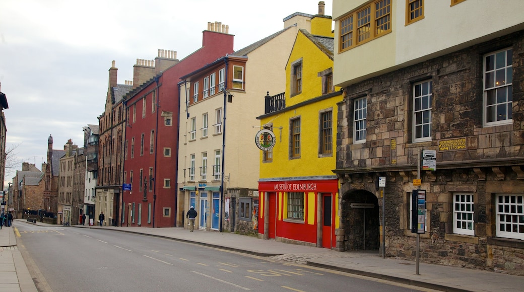 Royal Mile which includes street scenes, a house and heritage architecture