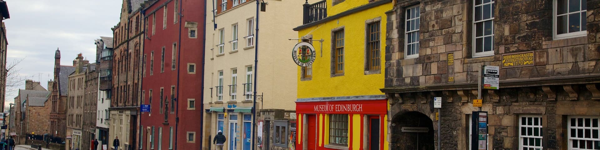 Royal Mile qui includes une maison, architecture patrimoniale et scĂšnes de rue