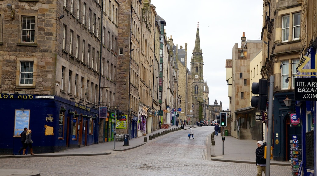 Royal Mile fasiliteter samt historisk arkitektur, gatescener og by