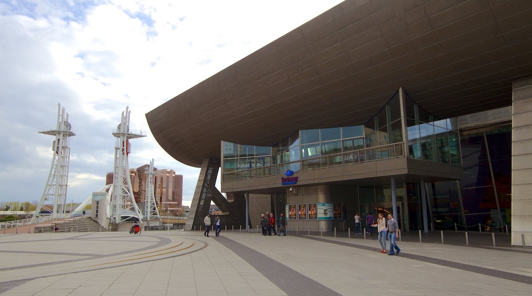 The Lowry Art and Entertainment which includes a city