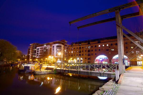 Castlefield Roman Fort qui includes scĂšnes de nuit, baie ou port et silhouettes urbaines