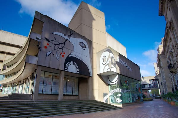 Chamberlain Square mettant en vedette scĂšnes de rue et ville