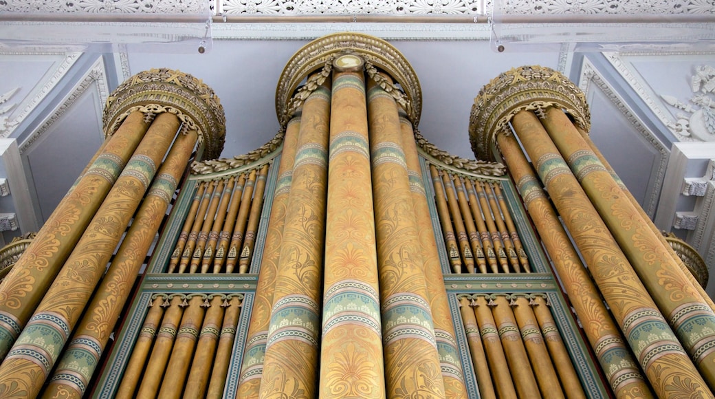 Birmingham Town Hall som inkluderer historisk arkitektur, innendørs og administrativ bygning