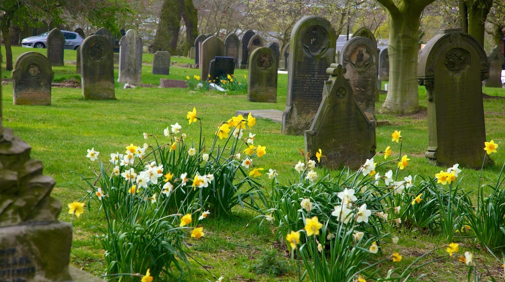 Jewellery Quarter som visar ett minnesmonument, blommor och en stad