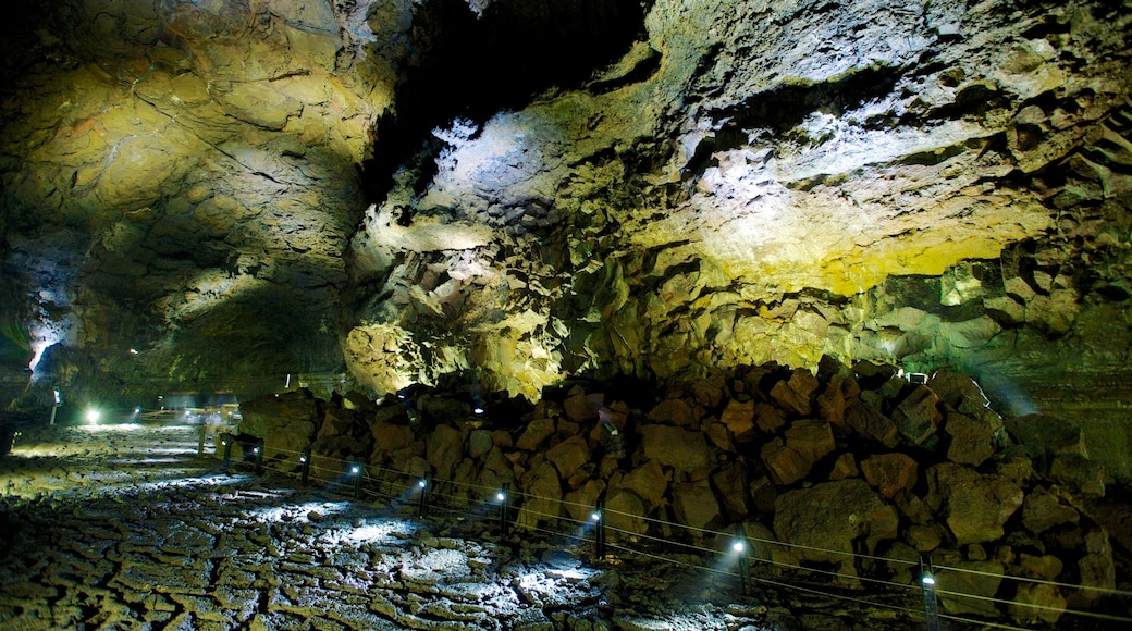 Manjanggul Lava-tube Cave showing caving, caves and interior views