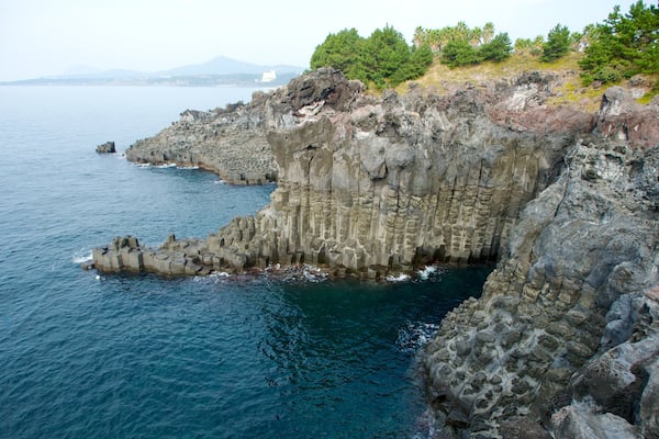 Jeju qui includes panoramas, cÎte escarpée et montagnes
