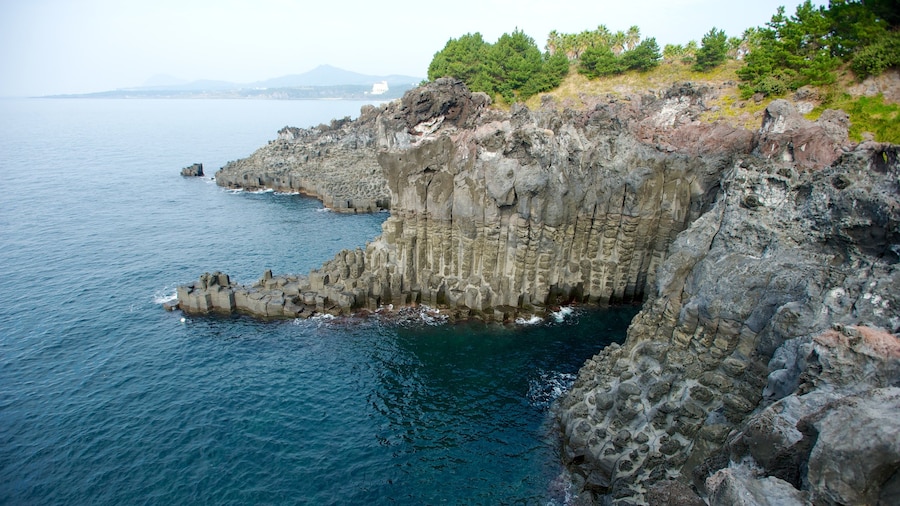 Ilha de Jeju que inclui montanhas, litoral rochoso e paisagem