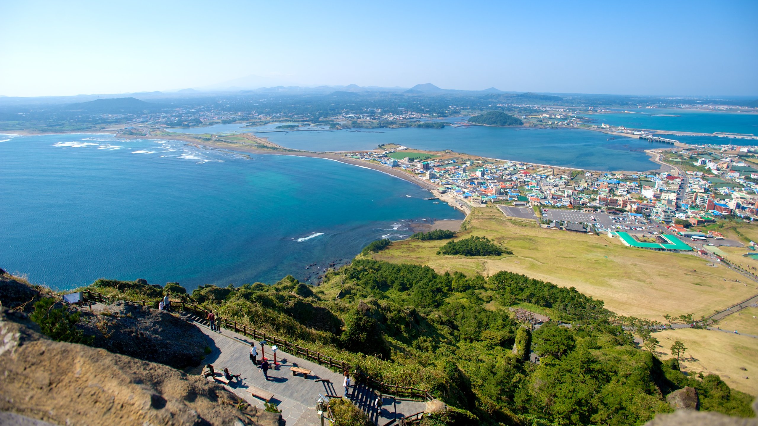 Seongsan Ilchulbong é Um Ponto Turístico Que Turistas Gostam De