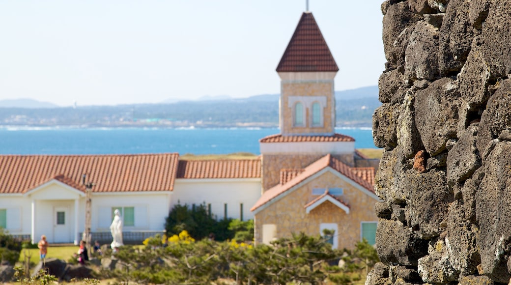 Isla de Jeju mostrando vistas generales de la costa, una ciudad costera y una pequeña ciudad o pueblo