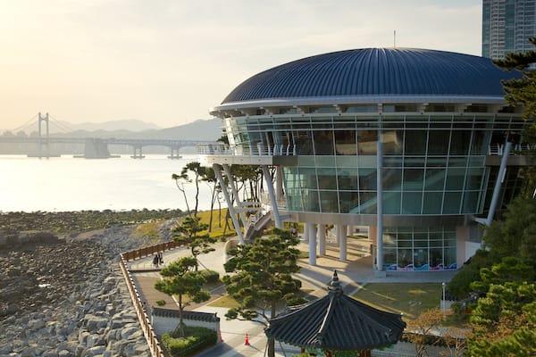 Nurimaru APEC House che include casa, architettura moderna e vista della costa