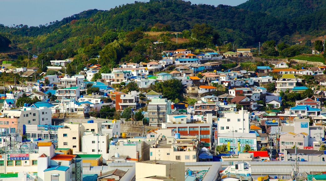 Dongpirang Village showing a small town or village