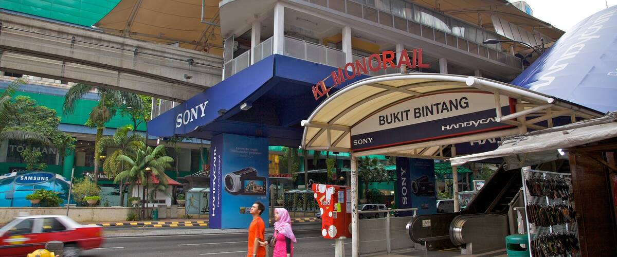 Bukit Bintang Plaza mostrando cenas de rua e uma cidade assim como um casal