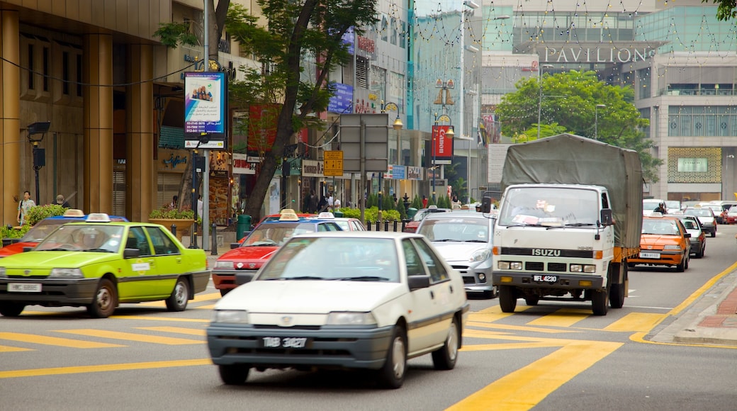 武吉免登 设有 街道景色 和 城市