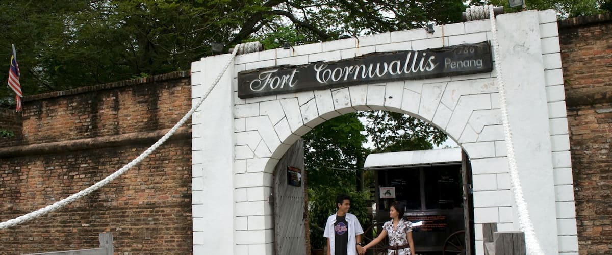 Fort Cornwallis montrant patrimoine architectural et signalisation aussi bien que couple