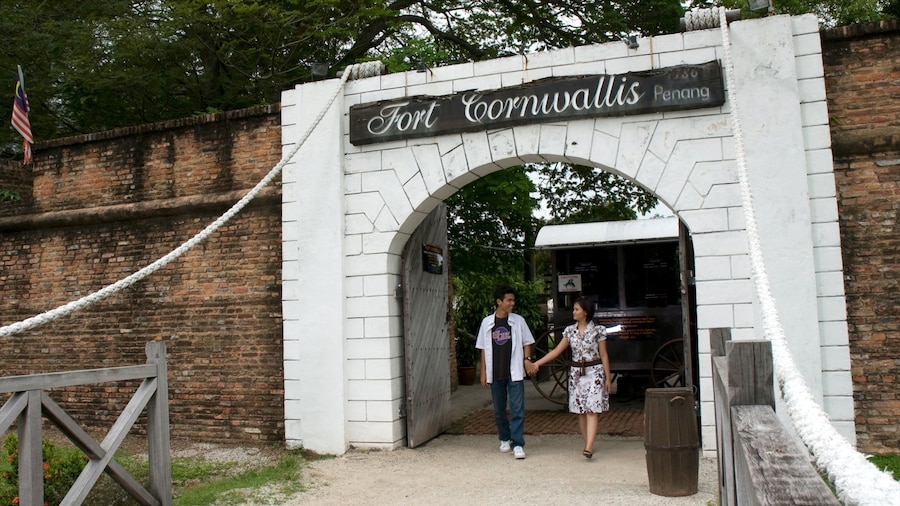 Fort Cornwallis welches beinhaltet Beschilderung und historische Architektur sowie Paar
